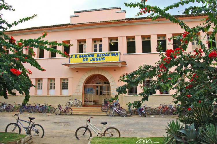 Escola Estadual Madre Serafina de Jesus / Itambacuri - MG